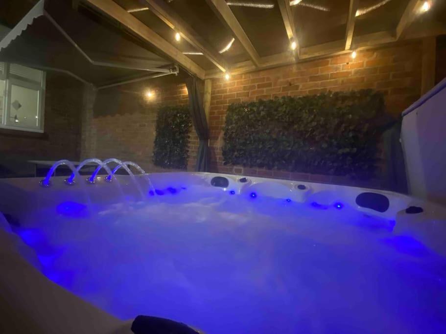 Hot Tub, Free Parking, Near Shops & Restaurants, Location 1M To City Jesmond Экстерьер фото