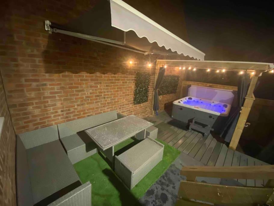 Hot Tub, Free Parking, Near Shops & Restaurants, Location 1M To City Jesmond Экстерьер фото