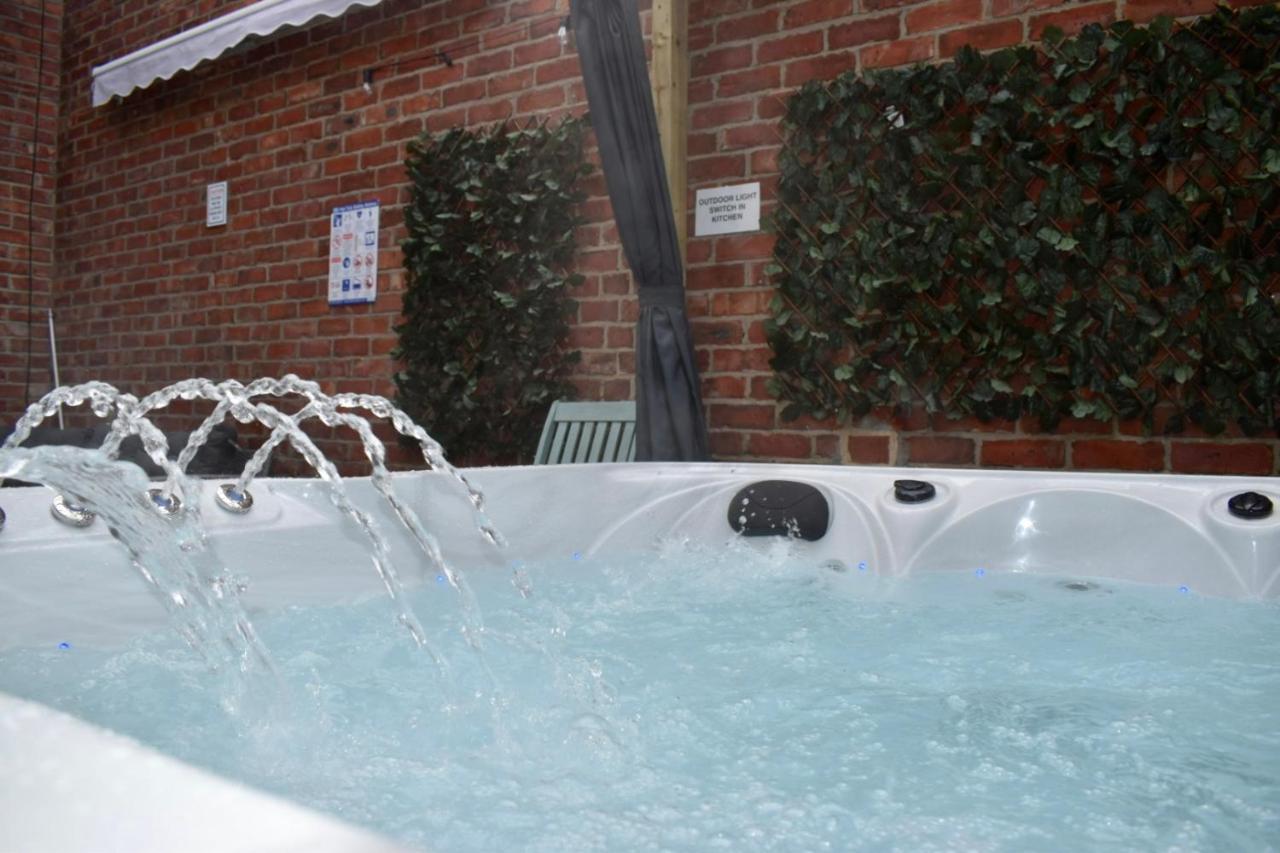 Hot Tub, Free Parking, Near Shops & Restaurants, Location 1M To City Jesmond Экстерьер фото